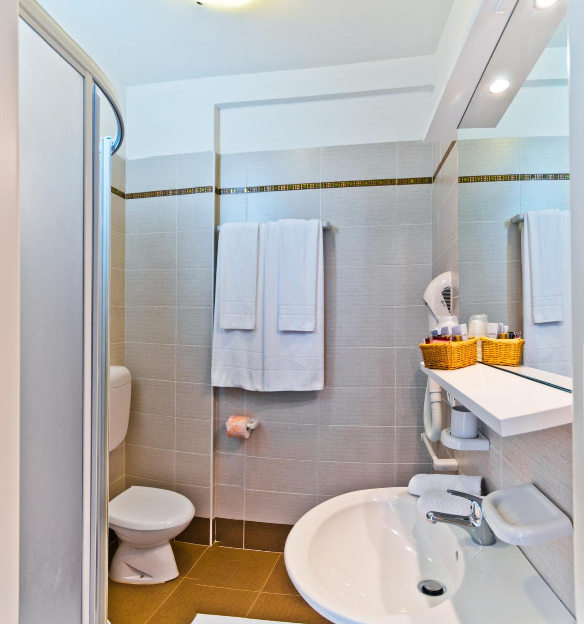 Victoria Hotel 3*